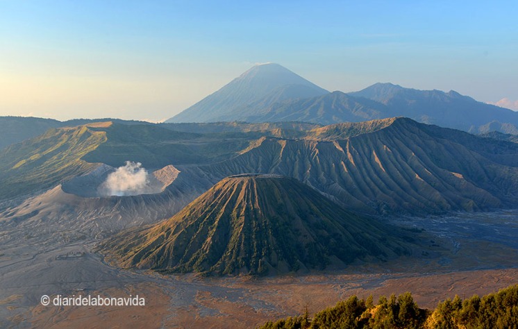 Una de las postales más típicas de Indonesia: el volcán Bromo