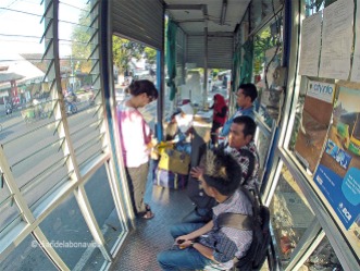 Esperando el bus en una de las pequeñas paradas de la ciudad de Yogjakarta